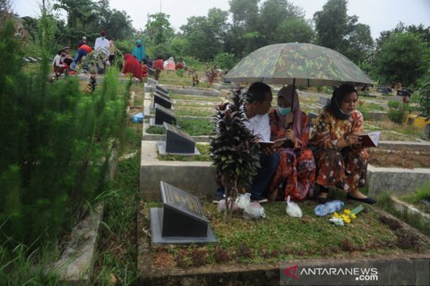 Warga Palembang ramai ziarah kubur idul fitri
