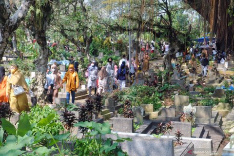 Warga masih melakukan ziarah kubur meski telah dilarang