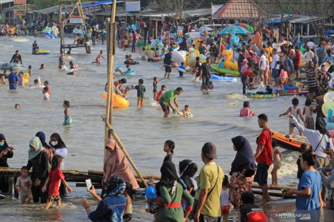 Wisata Pantai Karangsong ramai pengunjung