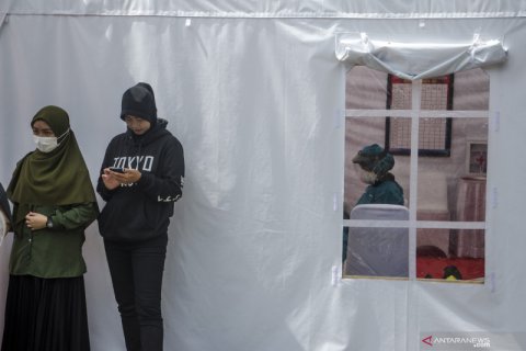 Warga menunggu hasil tes usap antigen