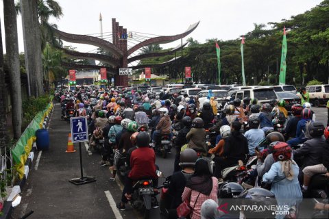 Wisatawan padati Taman Mini Indonesia Indah
