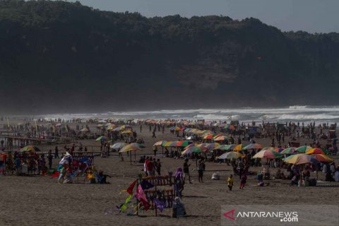 Pantai Parangtritis ramai dikunjungi wisatawan