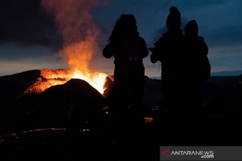Erupsi lava di Islandia jadi tontonan
