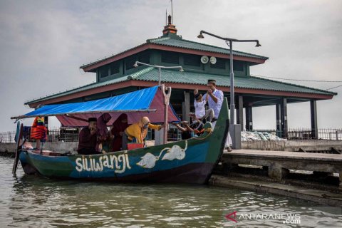 Ziarah Makam Terapung di pesisir Demak