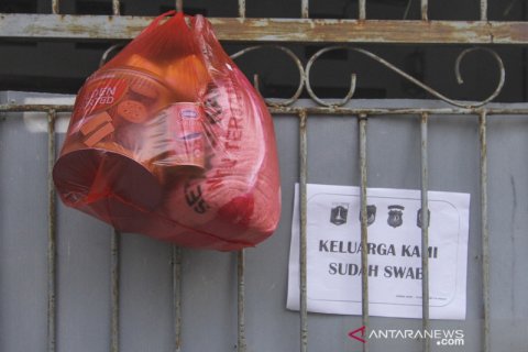 Bantuan sembako untuk warga yang menjalani isolasi mandiri