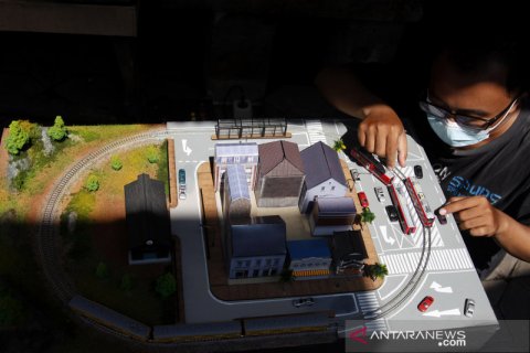 Melihat kerajinan diorama stasiun kereta di Solo