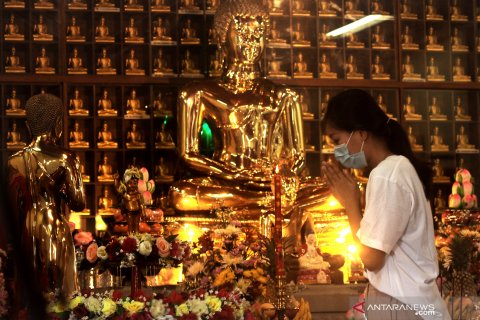 Puja Bakti Waisak di Manado