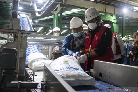 Mentan Kunjungi Gudang  Penyimpanan Pupuk Di Palembang