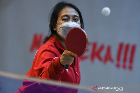Aksi Menteri PPPA I Gusti Ayu Bintang Darmawati bermain tenis meja