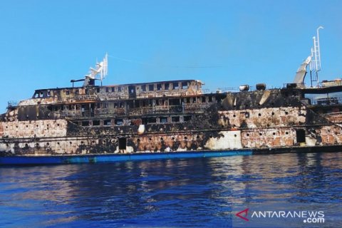 KM Karya Indah terbakar