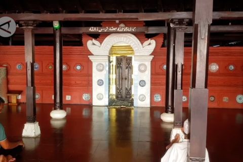 Kisah di balik nama Masjid Merah Panjunan di Cirebon
