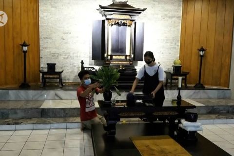 Jelang Waisak,  umat Buddha Madiun bersihkan wihara