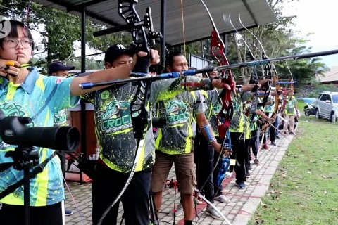 Latihan memanah, cara asyik menunggu waktu buka puasa