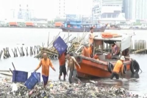Peneliti LIPI ingatkan bahaya mikroplastik yang mengalir ke laut