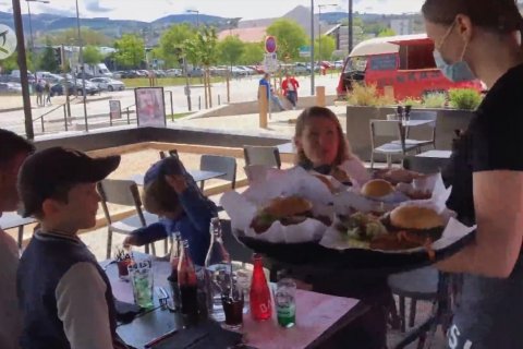 Teras restoran dibuka kembali di Prancis