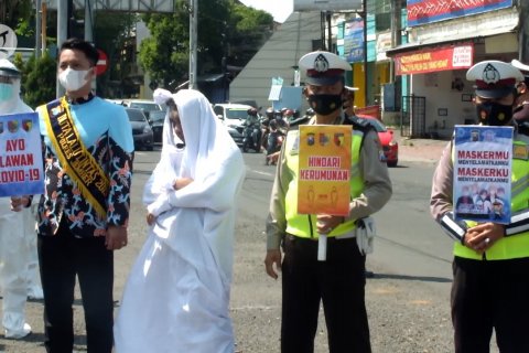 Tim gabungan sosialisasikan bahaya COVID-19 dengan teatrikal di Jember