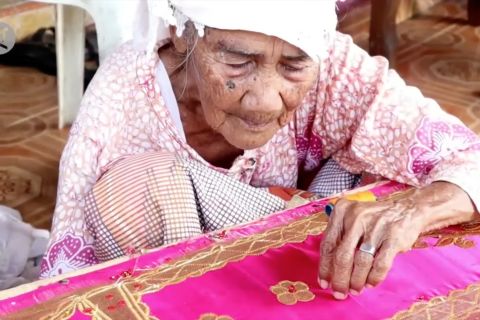 Mahasiswa dilibatkan dalam layanan di balai lansia