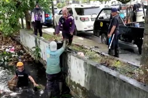 Pasukan Turbo di Banjarmasin berjibaku bersihkan sungai