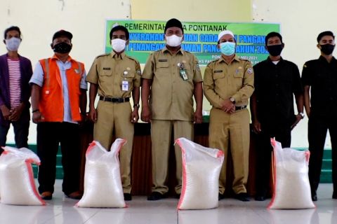 Pemkot Pontianak salurkan bantuan cadangan pangan kepada 348 KK