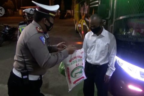 Polres Lhokseumawe bagikan sembako pada sopir bus