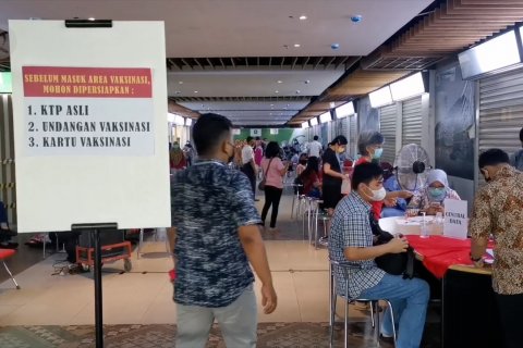 Kebut pemulihan ekonomi, pedagang pasar modern divaksinasi