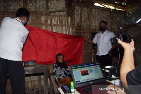 Layanan jemput bola perekaman KTP untuk lansia