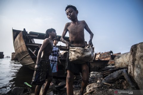 Anak-anak pencari sisa besi bekas belah kapal di Cilincing