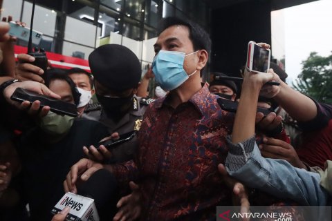 Azis Syamsuddin hindari wartawan usai diperiksa KPK