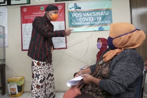 Vaksinasi COVID-19 untuk lansia