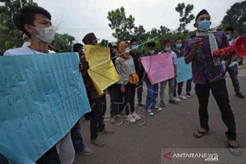 Santri Kecam Korupsi Dana Hibah Untuk Pondok Pesantren