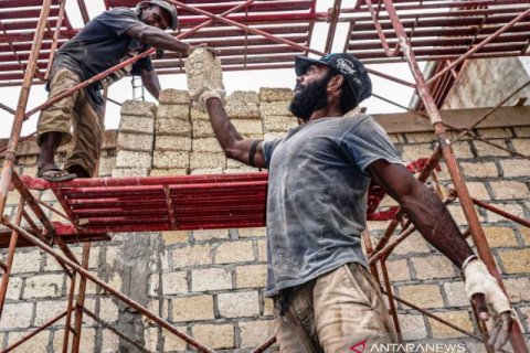 Warga asli Papua mengerjakan pembangunan venue layar PON XX