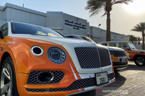 Sekolah mengemudi mobil mewah di Dubai