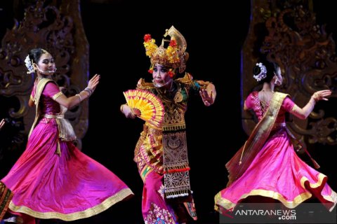 Kolaborasi tari tradisional Bali dan India