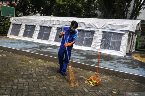 COVID-19 di Jakarta melonjak, RSUD Tarakan dirikan tenda darurat di halaman sekolah