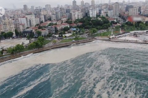 Ingus laut kembali menutupi Laut Marmara Turki akibat angin selatan