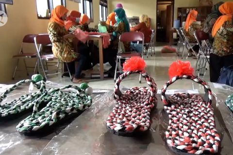 Menyulap sampah kantong plastik jadi sandal bernilai jual