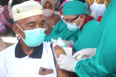 Vaksinasi massal, Polres Pandeglang sasar warga pesisir pantai