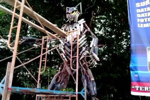 Kreasi robot dari knalpot hasil sitaan Polres Kendari
