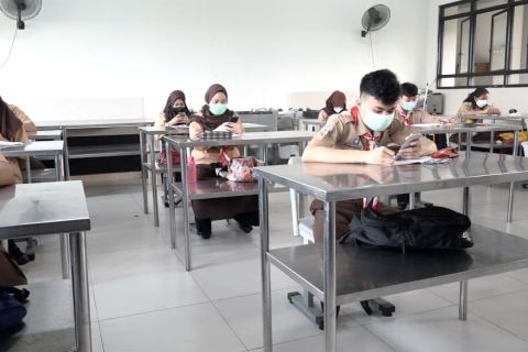 Melihat uji coba kegiatan PTM di SMKN 38 Jakarta&nbsp;