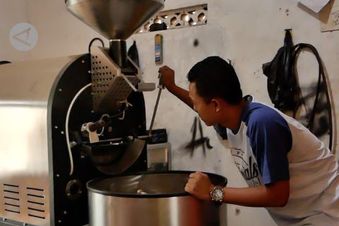 Menghirup wangi bisnis mesin sangrai kopi