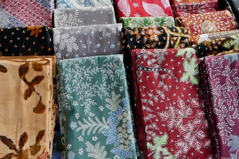 Perajin tas plastik dan batik borobudur kembali menggeliat