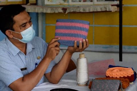 Rajutan para ibu di Kampung KB Berok Padang tingkatkan ekonomi keluarga