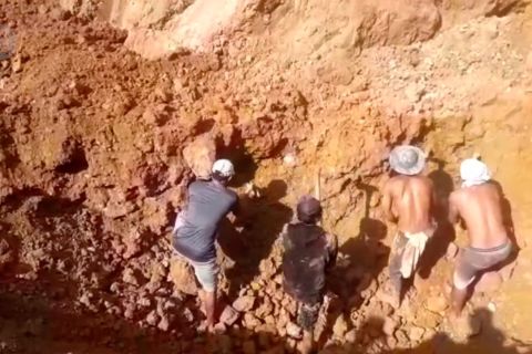 Enam warga tertimbun longsor, dua meninggal dunia