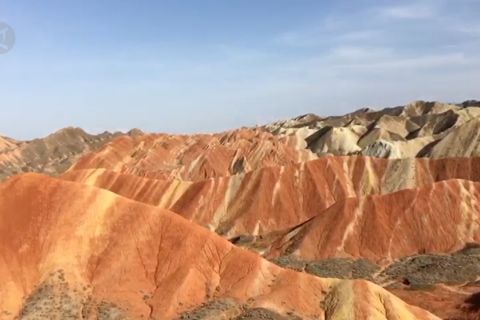 Merasakan sensasi bukit warna-warni Danxia