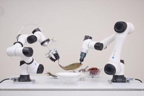 Robot unjuk kebolehan membuat zongzi di Guangdong, China