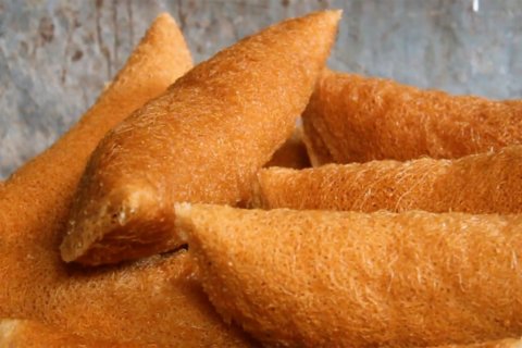 Melihat proses pembuatan kue karah