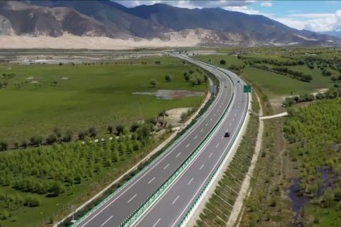 Menengok tanggul hijau di sepanjang sungai induk Tibet