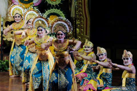 Pagelaran tari Janger muda-mudi Bali