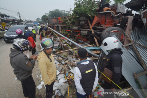 Truk tabrak rumah, puluhan luka dan satu orang meninggal