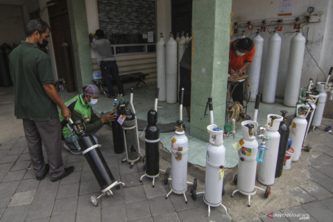 Antrean isi ulang tabung oksigen